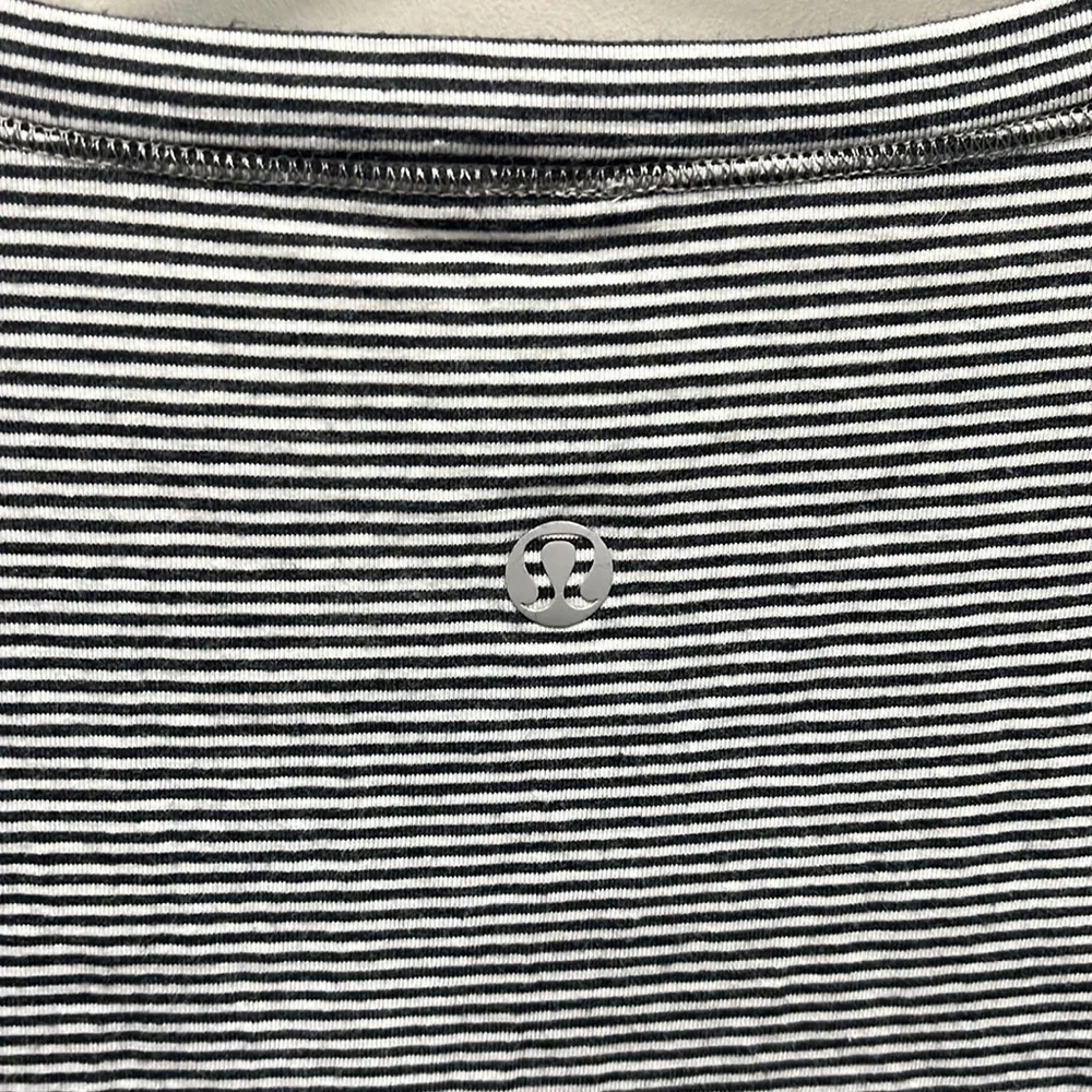 Lululemon size 4  shirt - Picture 4 of 5